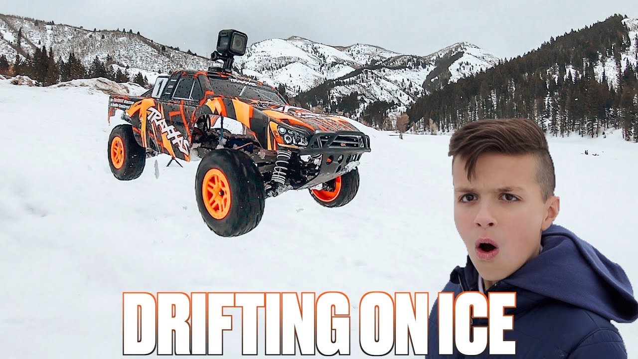 RC CAR DRIFTING ON ICE | REMOTE CONTROL CAR SNOW JUMPS | RC CAR DRIVING ON FROZEN WATER