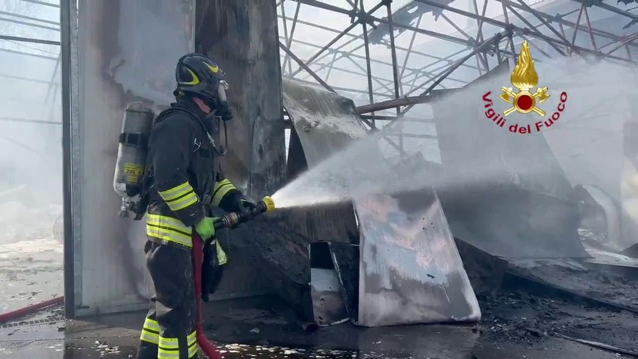 Perfetti di LAINATE, i vigili del fuoco spengono l'incendio dopo l'esplosione