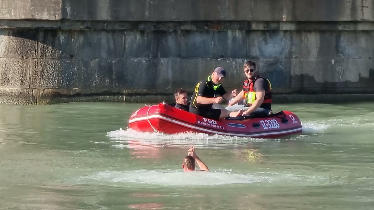 Devet pogumnežev je skakalo s Starega mostu v reko Dravo