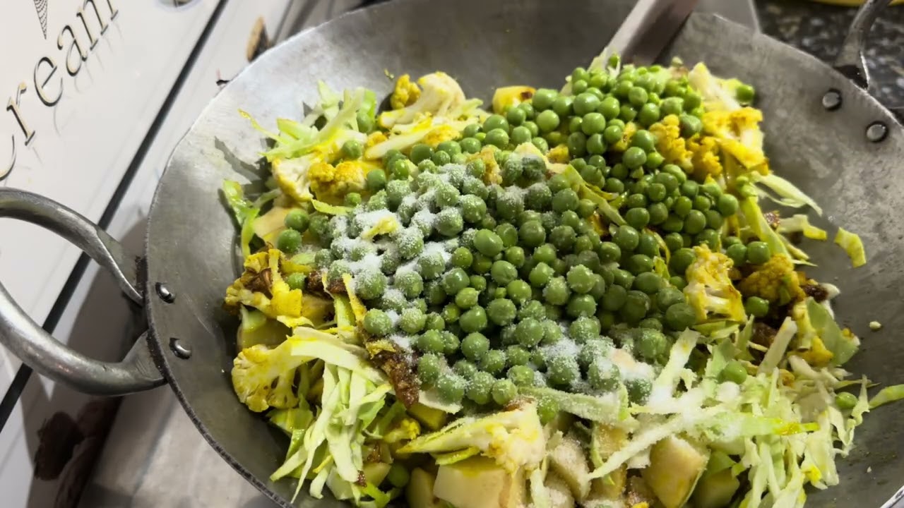 जब कुछ समज ना आए तो ये बनाये #mix #mixveg #viralvideo #viralrecipe 
