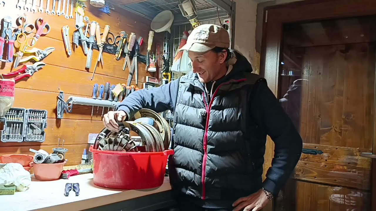 RESTAURO LA VESPA #1. PREPARAZIONE MATERIALE PER LA SABBIATURA & VERNICIATURA.