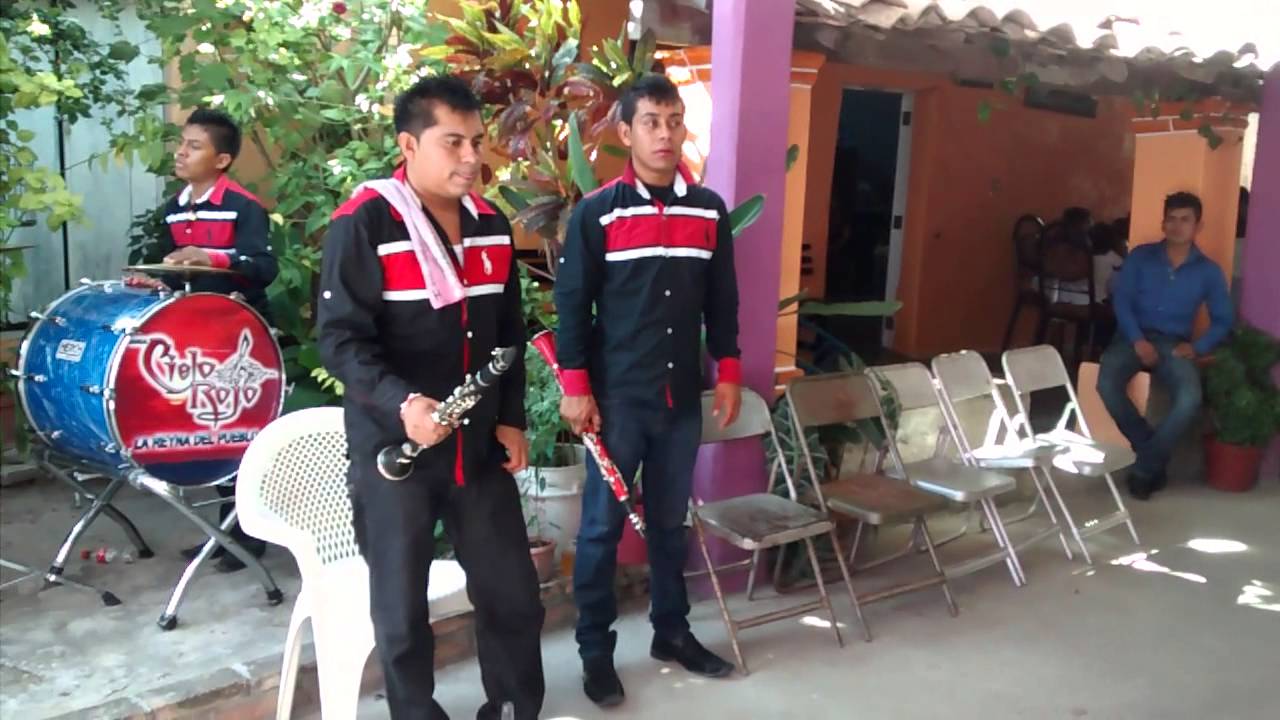 Un Puño de Tierra - Banda Cielo Rojo