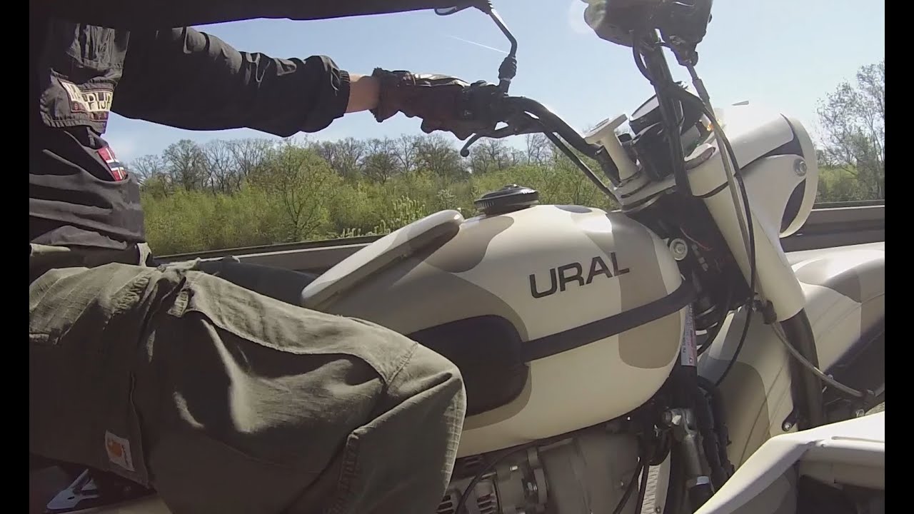 Mit der Ural zum Flugplatz // On top!