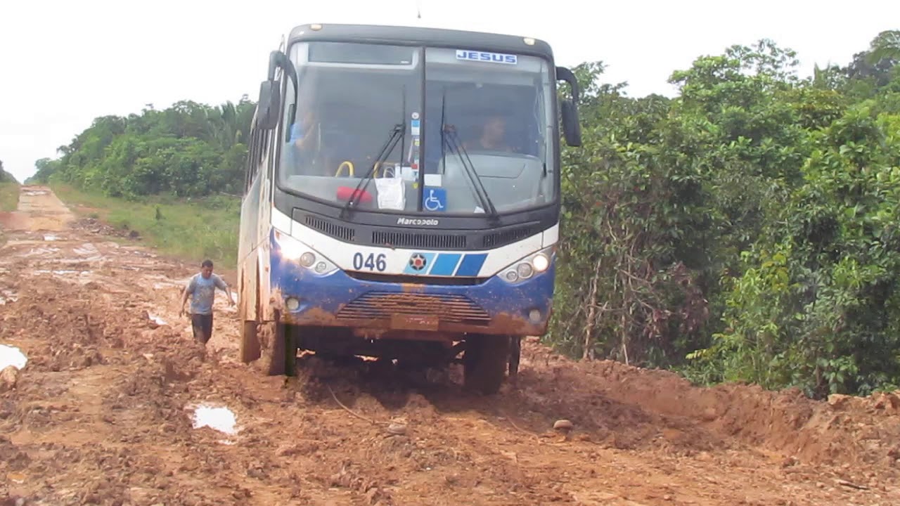 Tirando &ocirc;nibus do atoleiro com cabo de a&ccedil;o e ponta de eixo na BR-319