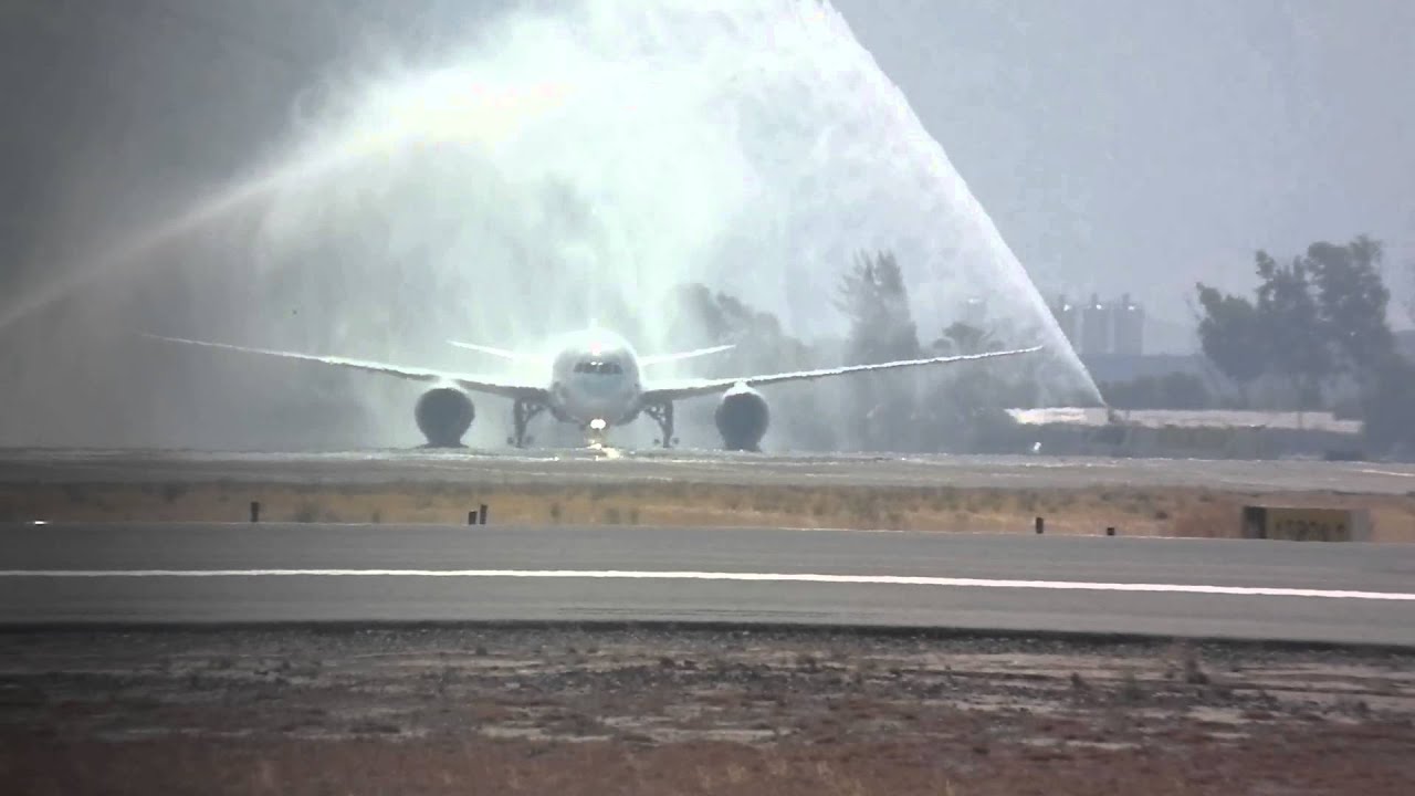 Arc of water  for   AeroMexico Boeing 787-8 Dreamliner N967AM  AMX010  Came from MMMX