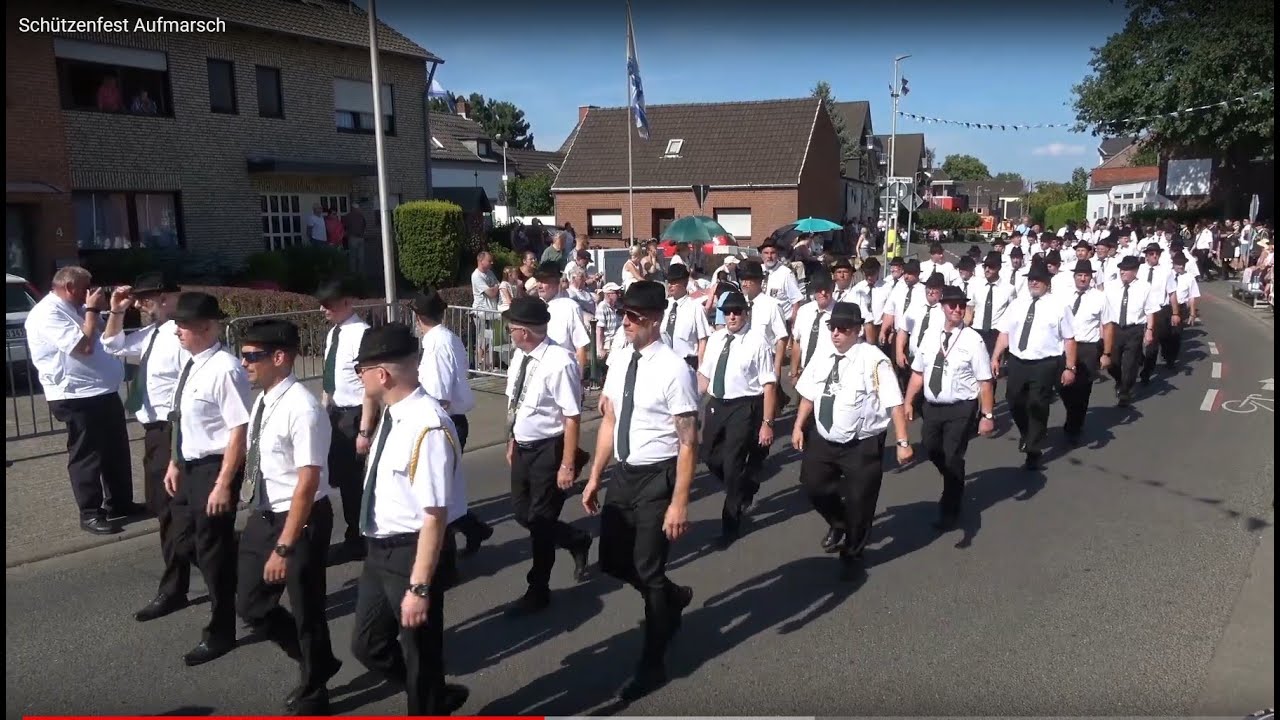 Schützenfest Aufmarsch zur Königsparade in Dormagen-Nievenhein am 11 Juli 2023