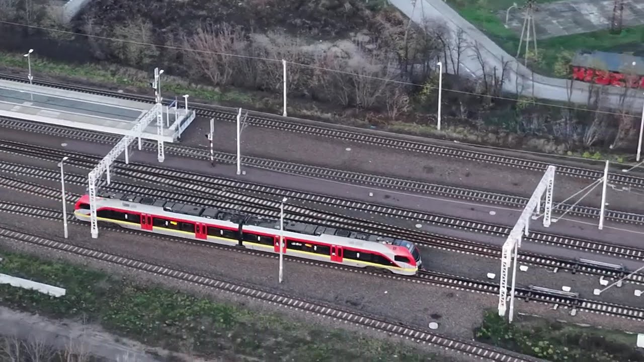 Zachód słońca i 4 pociągi na stacji Łowicz Główny z drona. 13.11.2025.