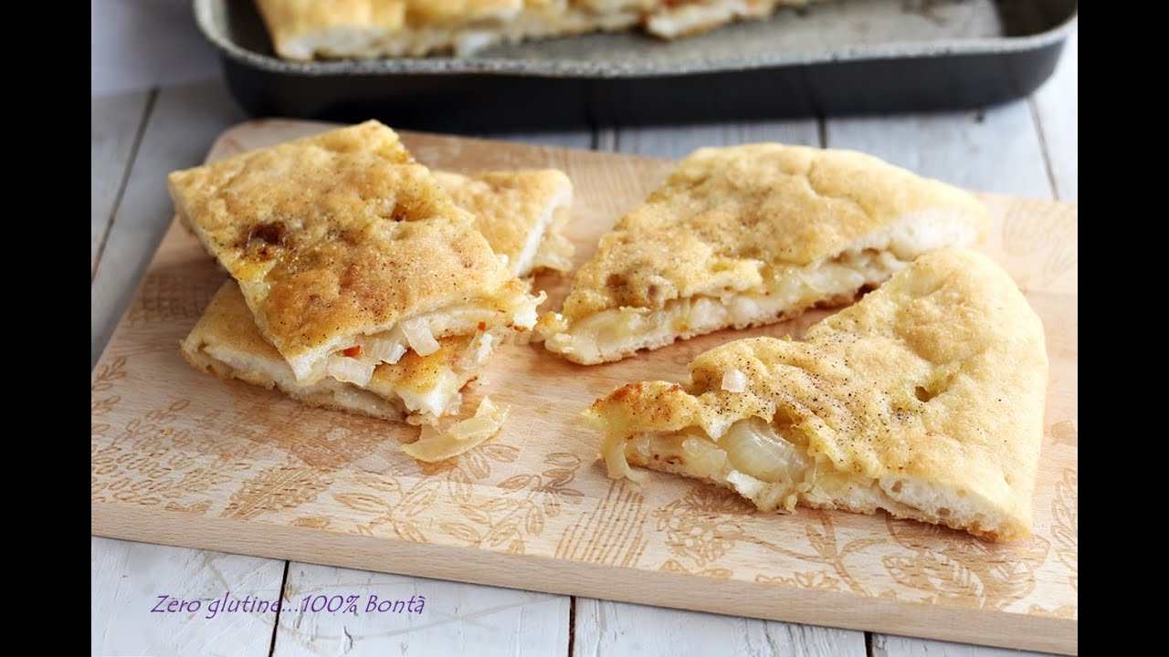 Pizza bianca ripiena di cipolle e alici