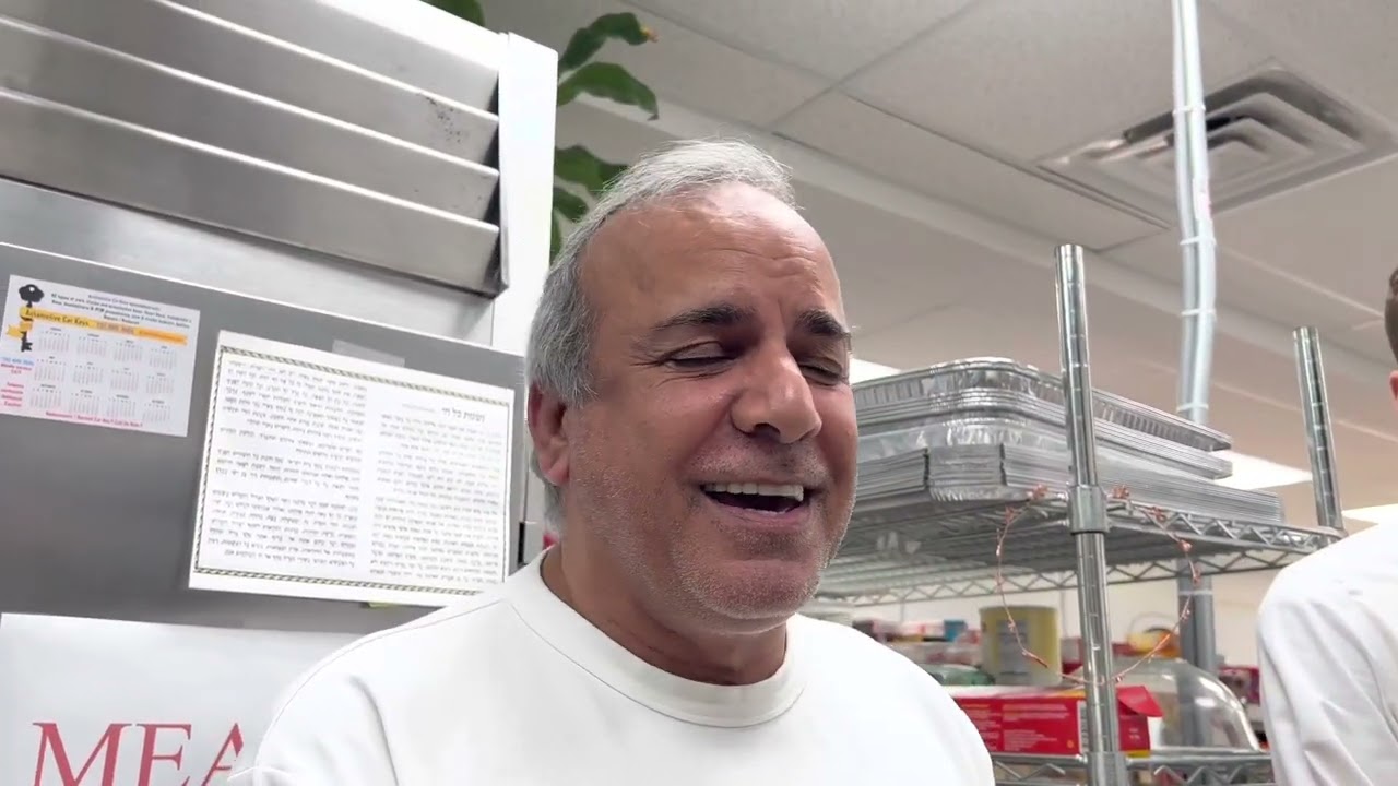 Yechiel Nahari singing in Shalom Foods ערב שבת פרשת בלק תשפ״ב