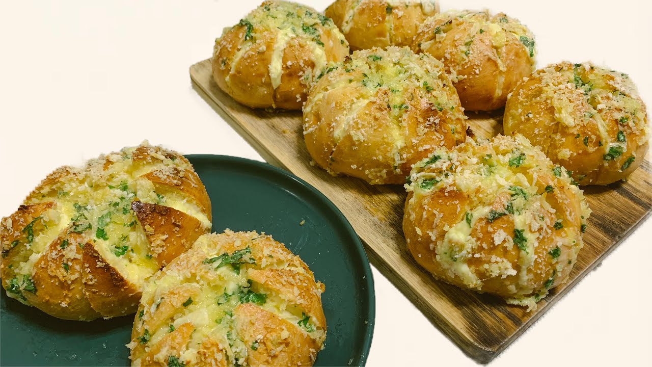Cream cheese garlic bread that is famous in Korea (한국 크림 치즈 마늘 빵)