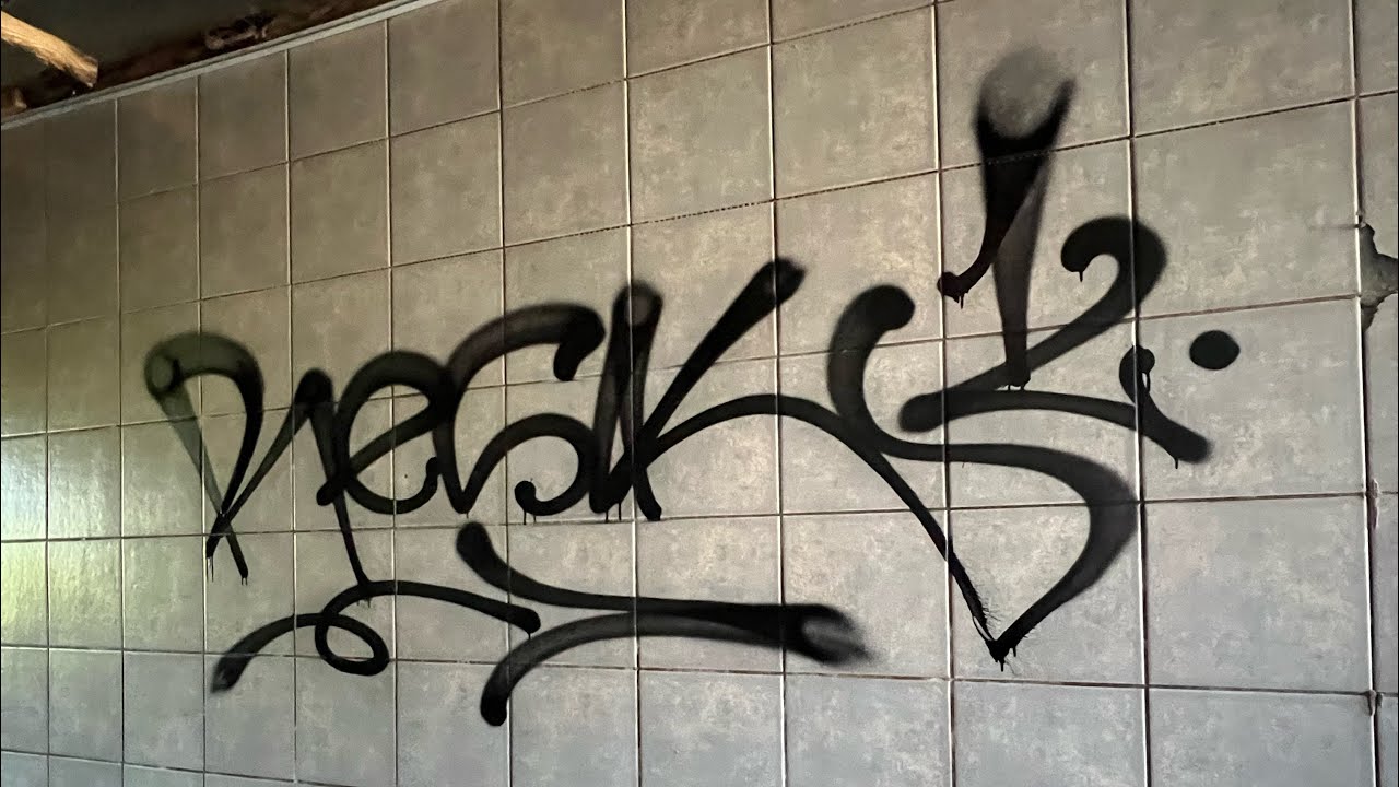 Huge abandoned hotel Exploring and Graffiti