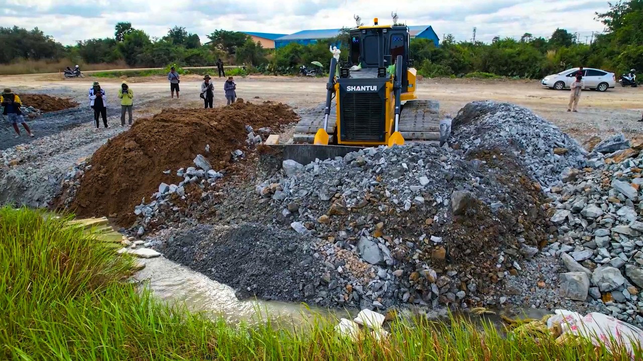 Great Skill Amazing Dozer SHANTUI DH17C3 Pouring Soil , Truck Working Perfect Using Water Stone