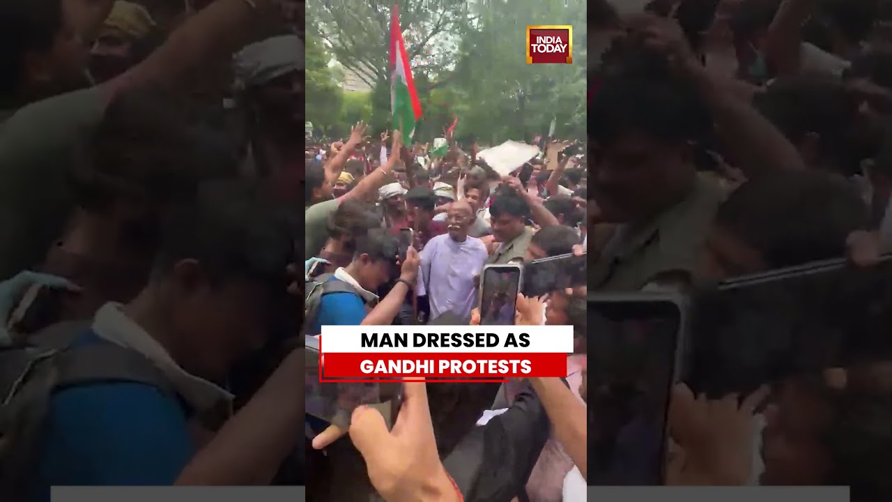 Man Dressed As Mahatma Gandhi Joins Protest At Jantar Mantar | CJP Protest | Delhi