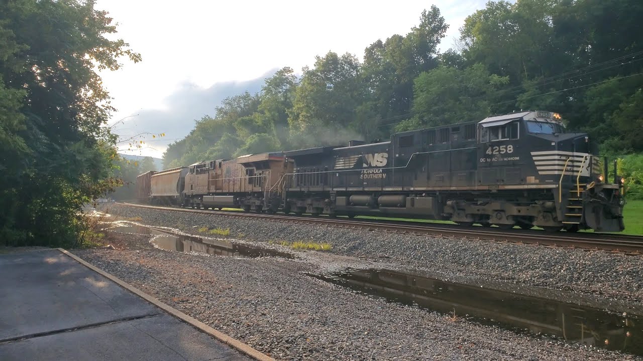 Norfolk Southern freight trains at Lewistown, PA (08/11/2023)