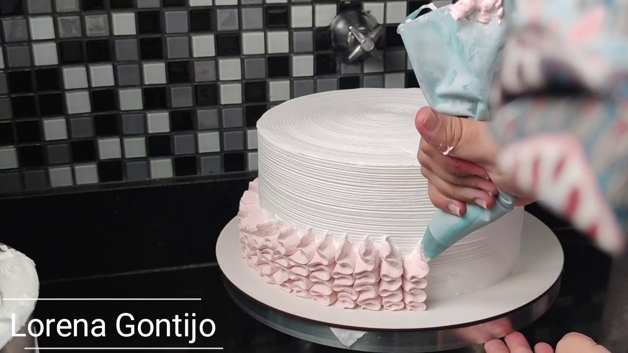 BOLO DECOCORAÇÃO SIMPLES COM ROSETAS E BABADOS | BICO PETALA - 124 | LORENA GONTIJO