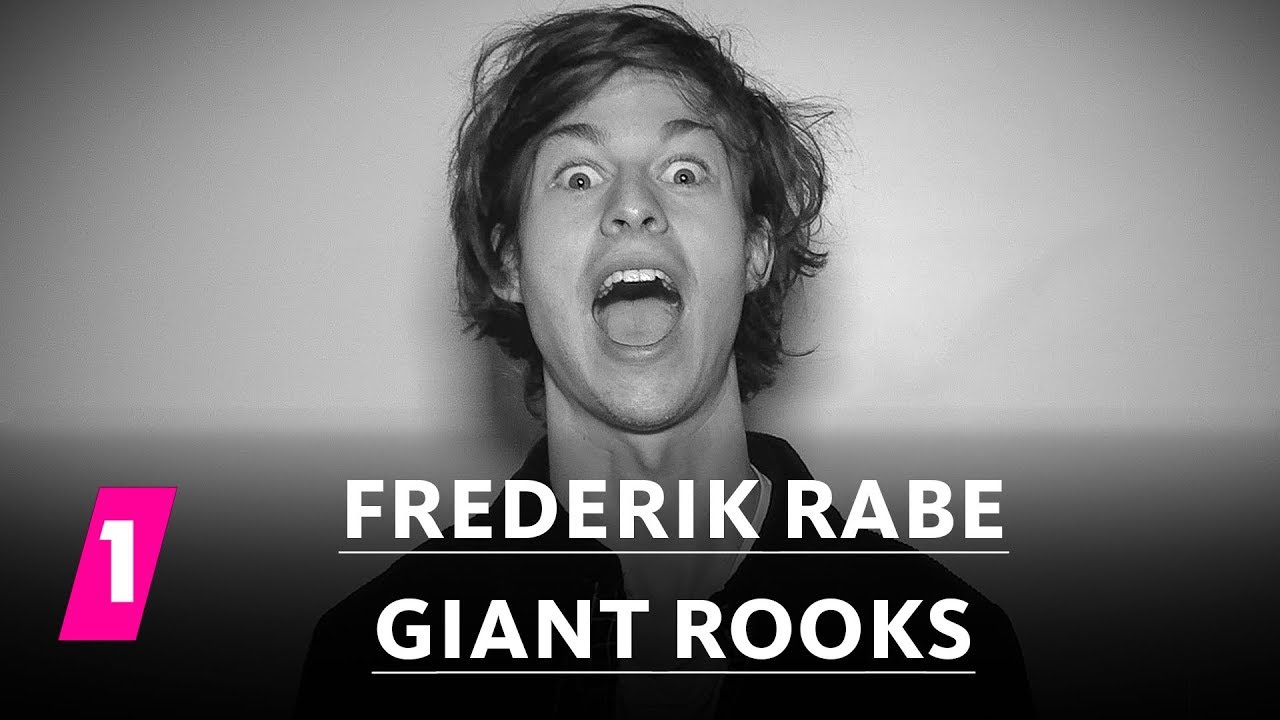 Frederik Rabe von Giant Rooks im 1LIVE Fragenhagel | 1LIVE (English subtitles)