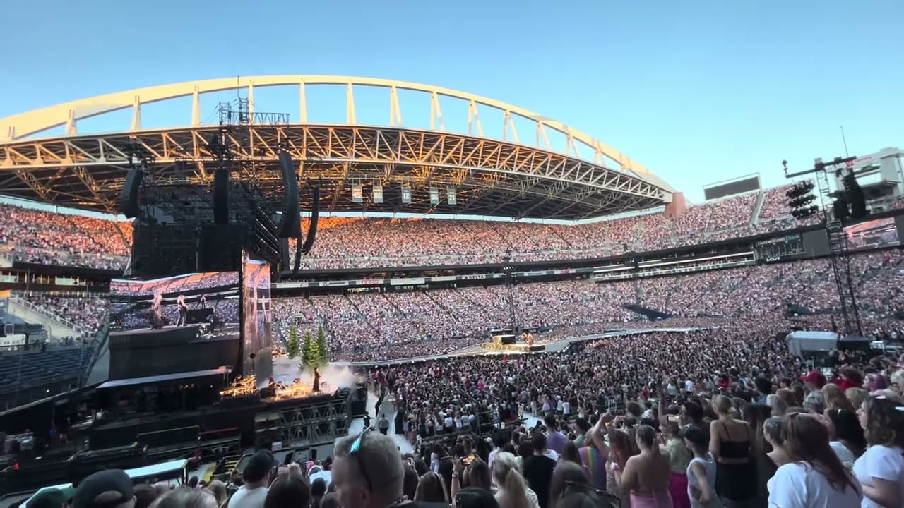 Taylor Swift - no body, no crime live for the first time in Seattle with HAIM at The Eras Tour