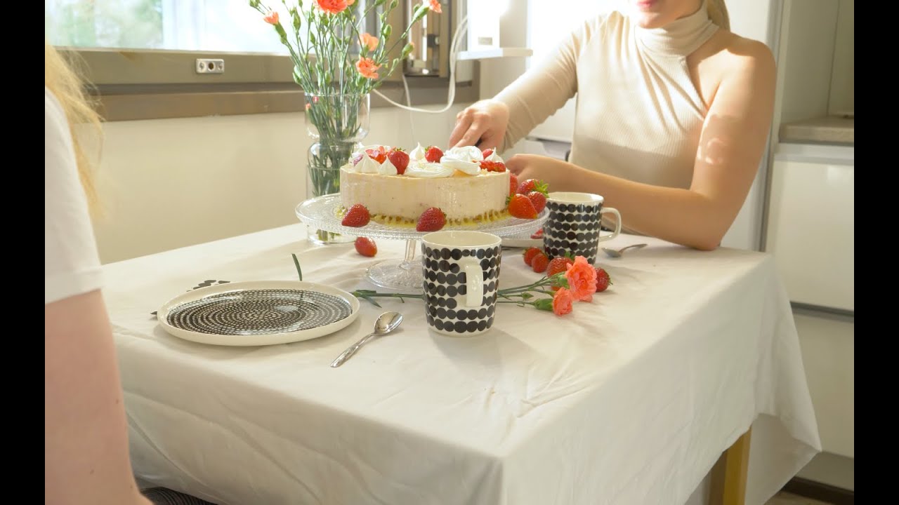 Mansikka-raparperijuustokakku