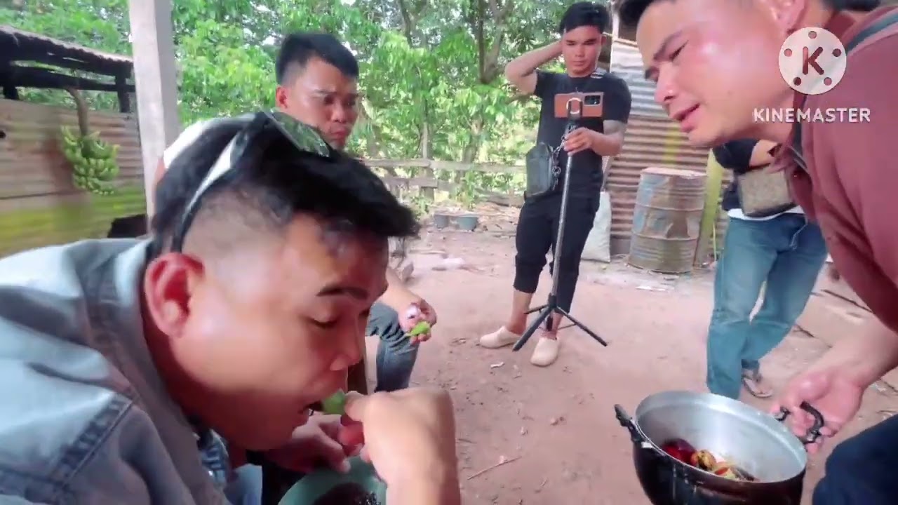 ก่อนกลับบ้านทีมงานร่วมวงกันกินข้าว ￼22 กุมภาพันธ์ ค.ศ. 2026