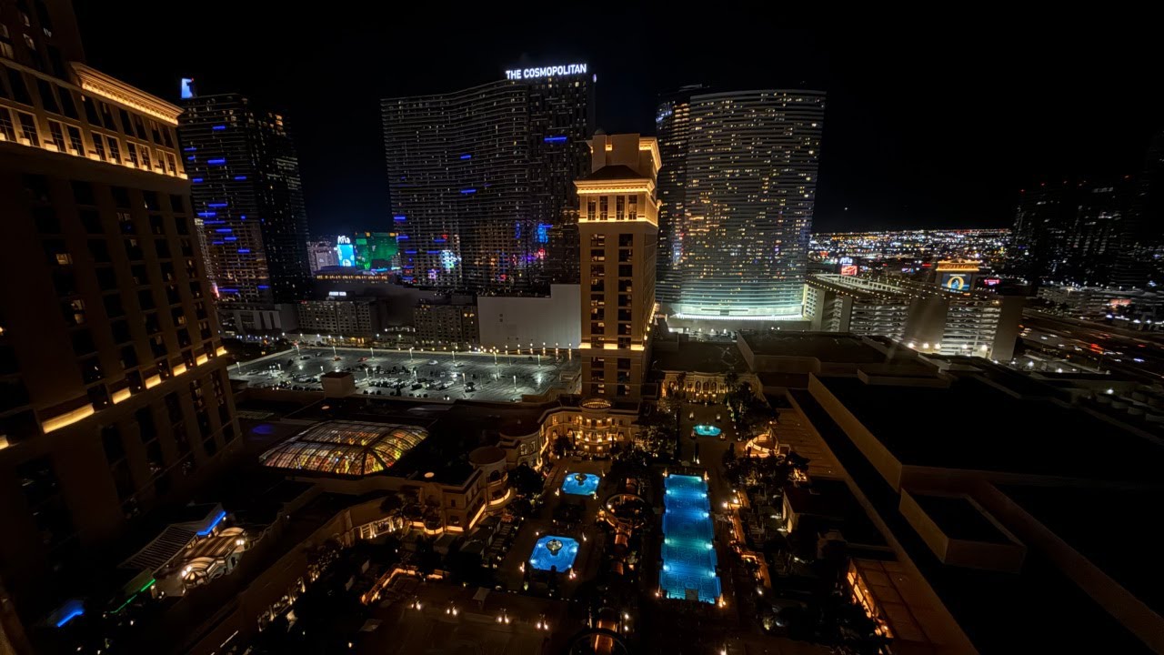 Этот вид! Номер Bellagio Stay Well Premier с кроватью размера «king-size» и видом на бассейн + пр...