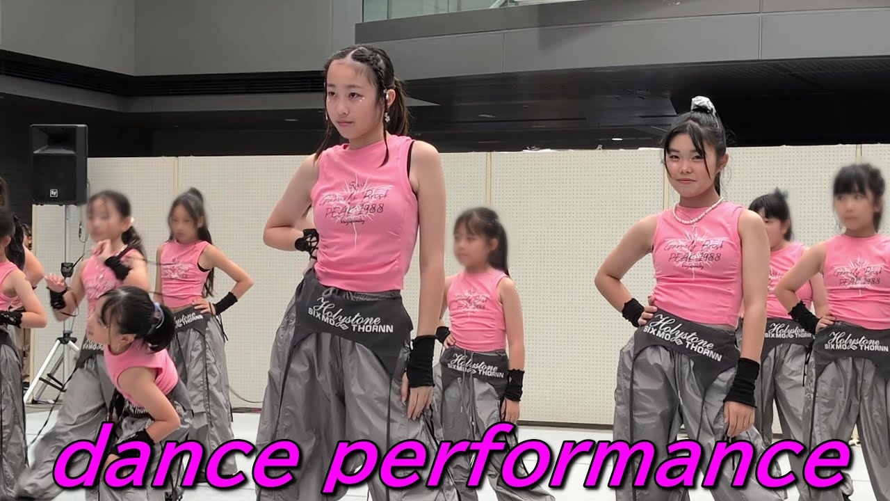 ピンクのノースリーブがかわいいダンサーたち/dance performance