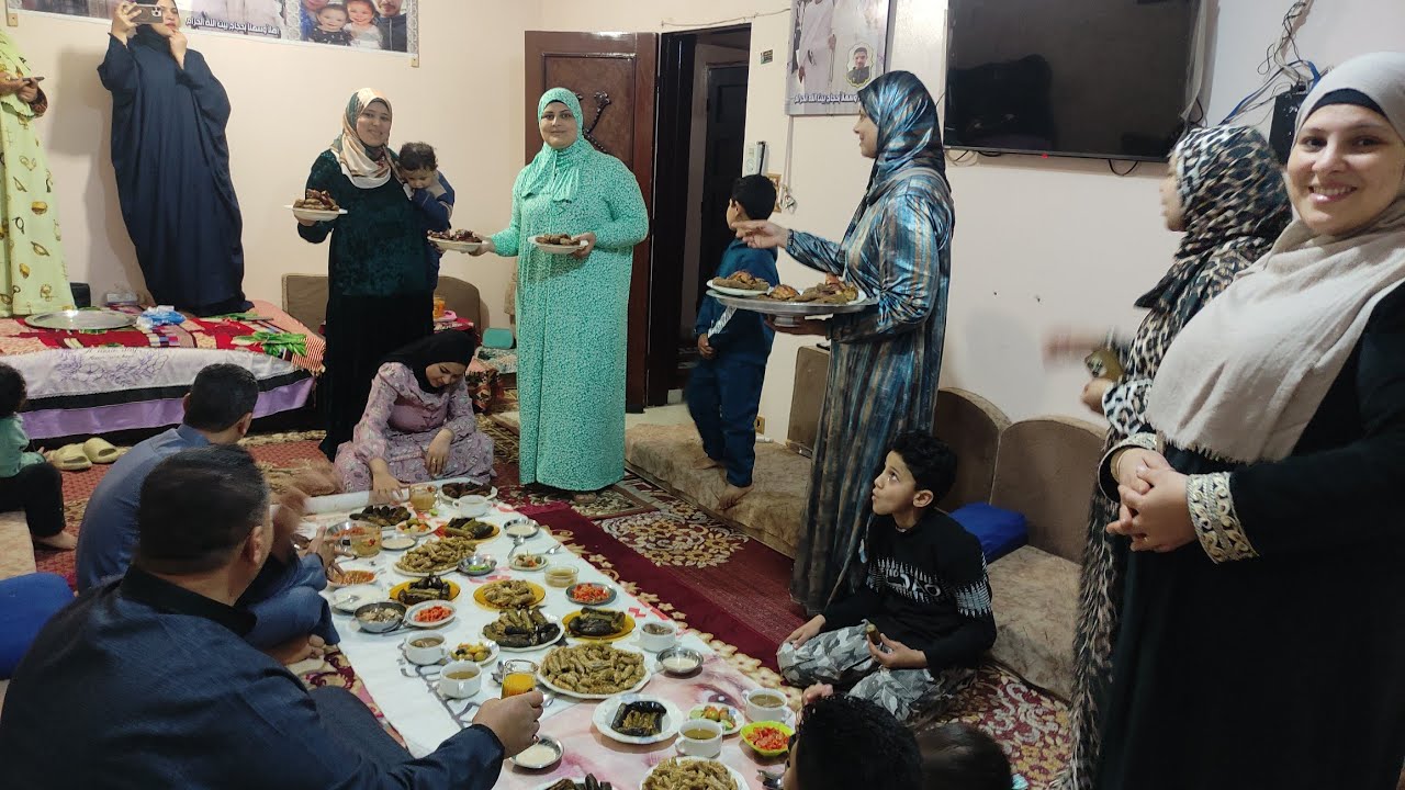 أمى🧕 وابويا 🧔جمعونا كلنا نفطر فى رمضان 🌙 ربنا ميحرمناش منهم ابدا 🤲 احلا عائلة ولمه وسط الحبايب 🤗#