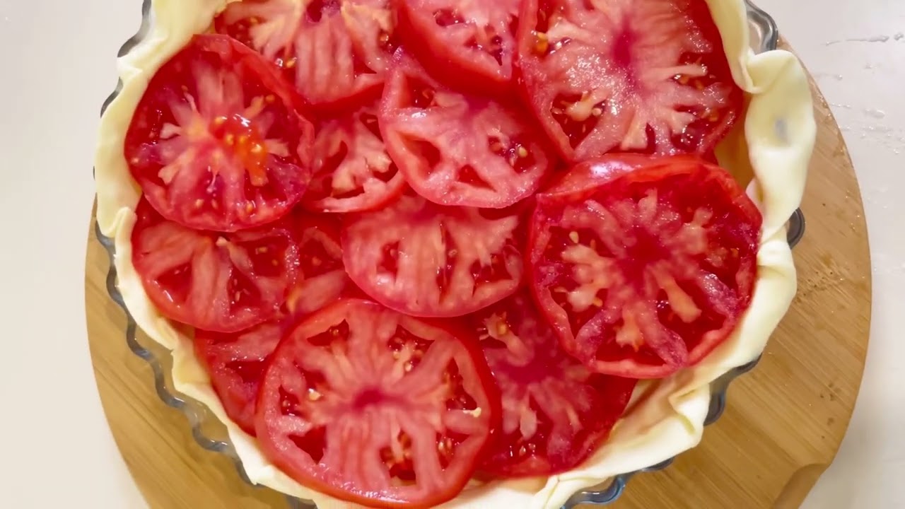 Comment préparer une tarte à la tomate et à l'oignon, croustillante et savoureuse