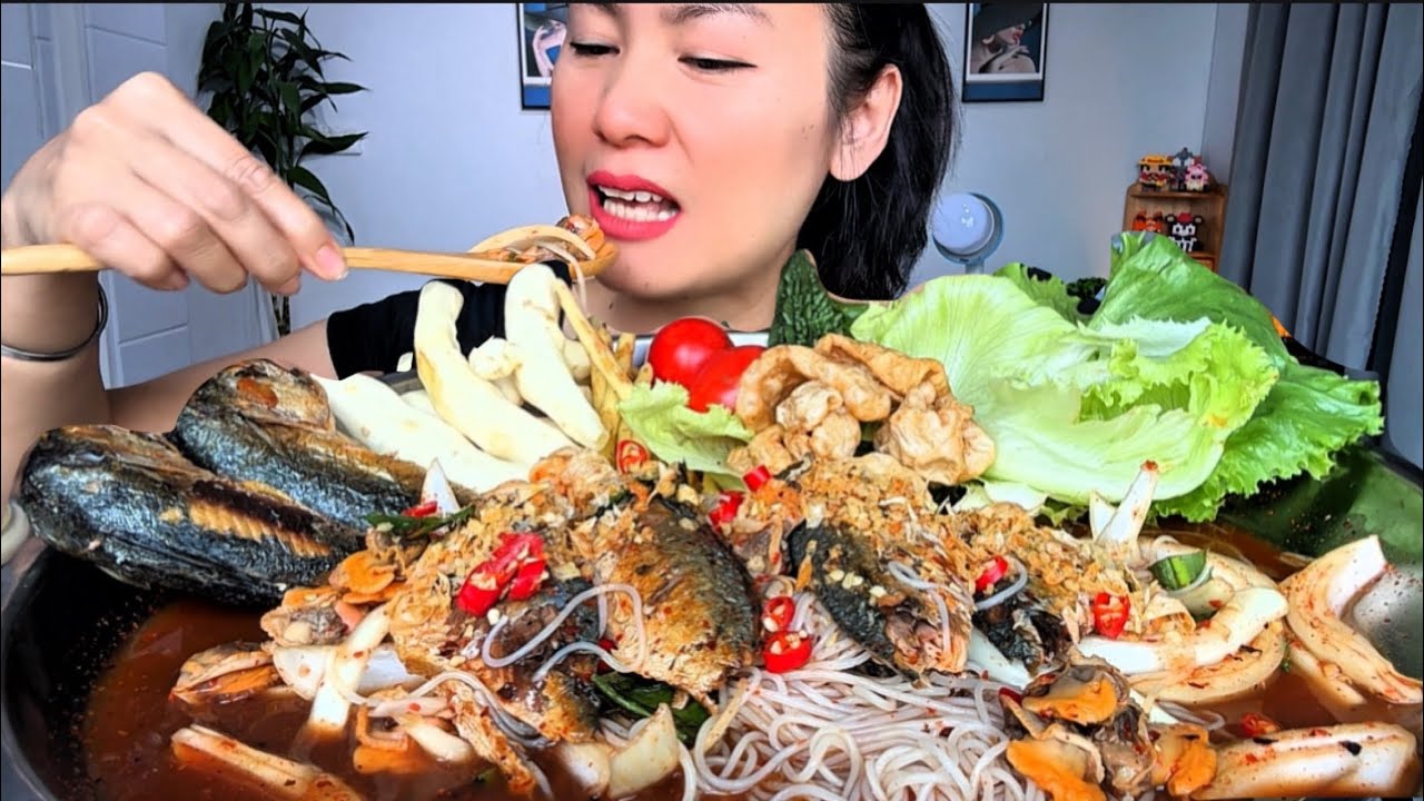 Thaifood ASMR ยำขนมจีนปลาทูใส่หอยแครงรสจัดจ้านนัวปลาร้า Khanom Jeen salad with mackerel MUKBANG show