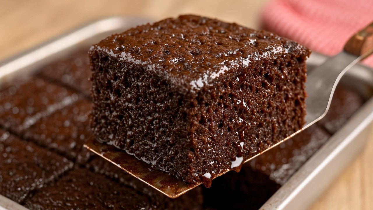 O BOLO DE CHOCOLATE MAIS FÁCIL, DELICIOSO E MOLHADINHO