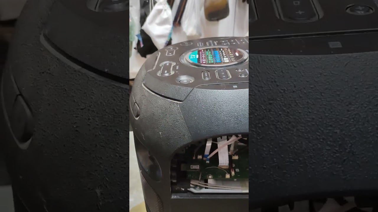 Limpeza da placa do som Sony MHC V42D com álcool isopropílico. Resolveu problemas de funcionamento.