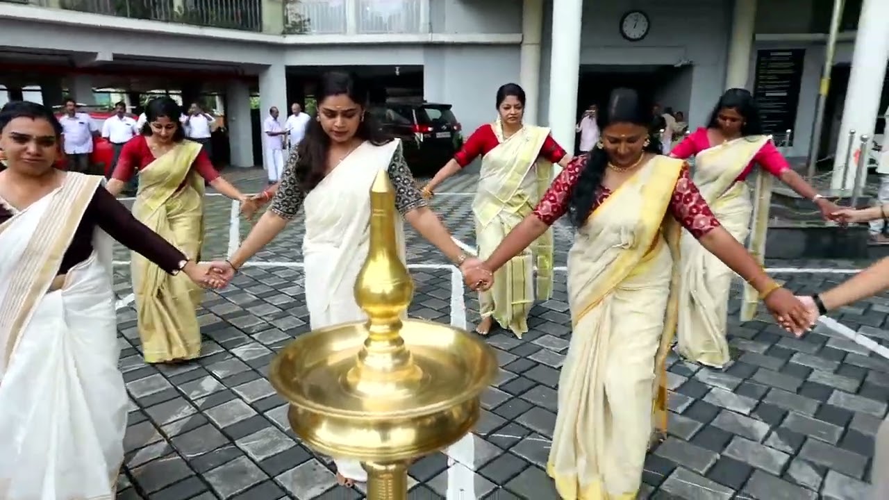 ഓണത്തോട് അനുബന്ധിച്ച് മൂവാറ്റുപുഴ ബാർ അസോസിയേഷനിലെ വനിത അഭിഭാഷകർ അവതരിപ്പിച്ച മെഗാ തിരുവാതിര