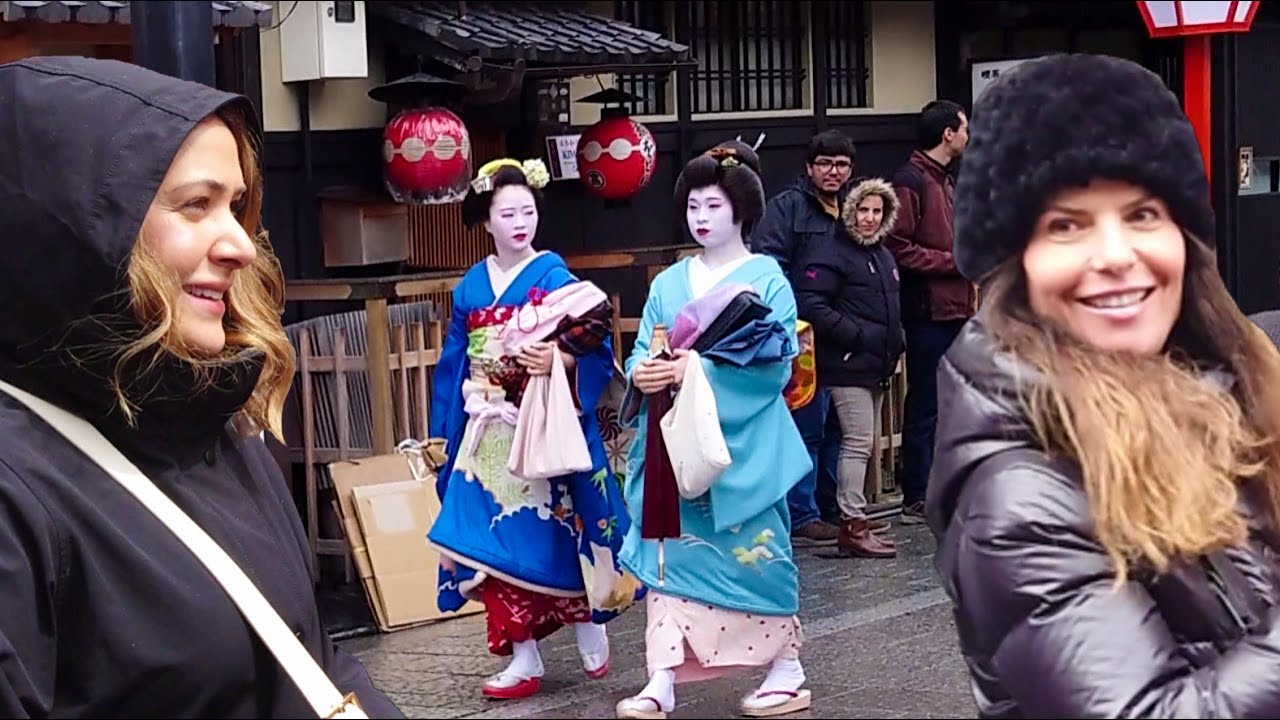 Geishas Walk in Hanamikoji, Gion Kyoto | 人生初！夢だった大好きな京都祇園、花見小路で舞妓さんを見て大感激する外国人観光客、海外の反応
