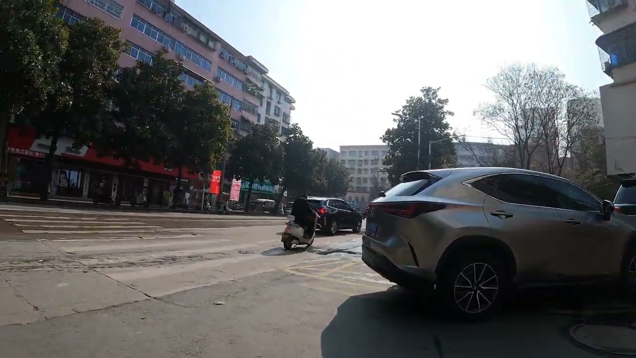 信陽市街頭騎行，商業街區的現狀，很多商店處於關門狀態