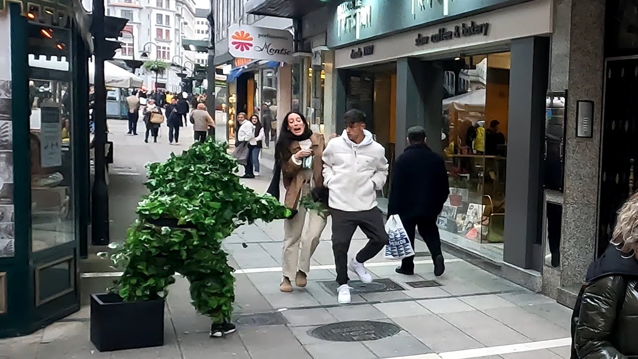 bushman prank funny scares in spain //  broma hombre arbusto