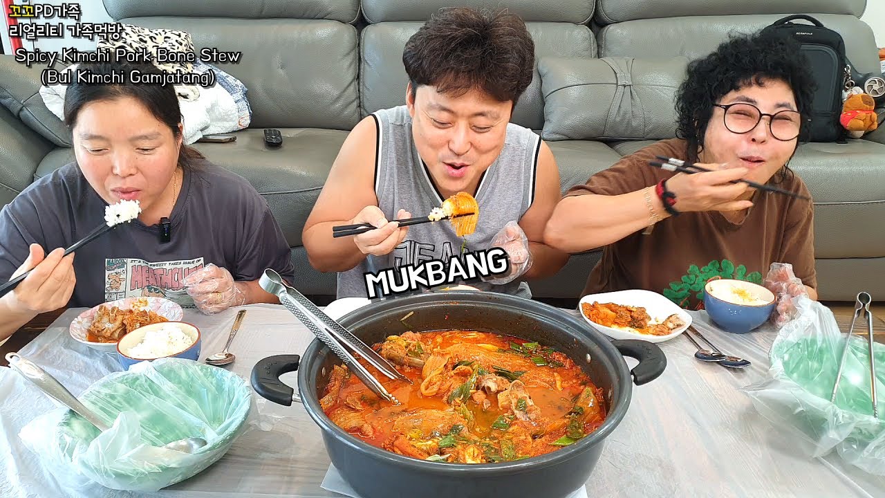매워도 계속 땡기는🥵불김치 듬뿍넣은 감자탕 만들어서 점심 먹었어요😋ㅣSpicy Kimchi Pork Bone Stew ㅣMUKBANGㅣEATING SHOW