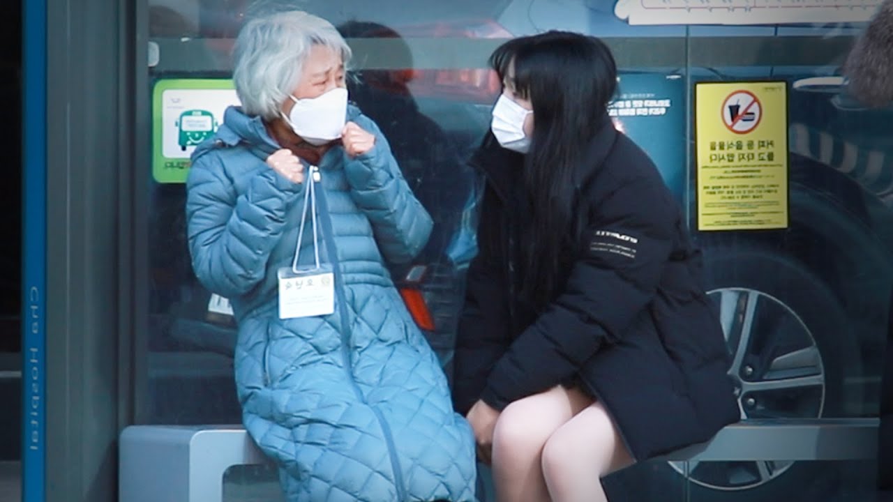 치매 걸린 노인이 길거리에서 방황하고 있다면?