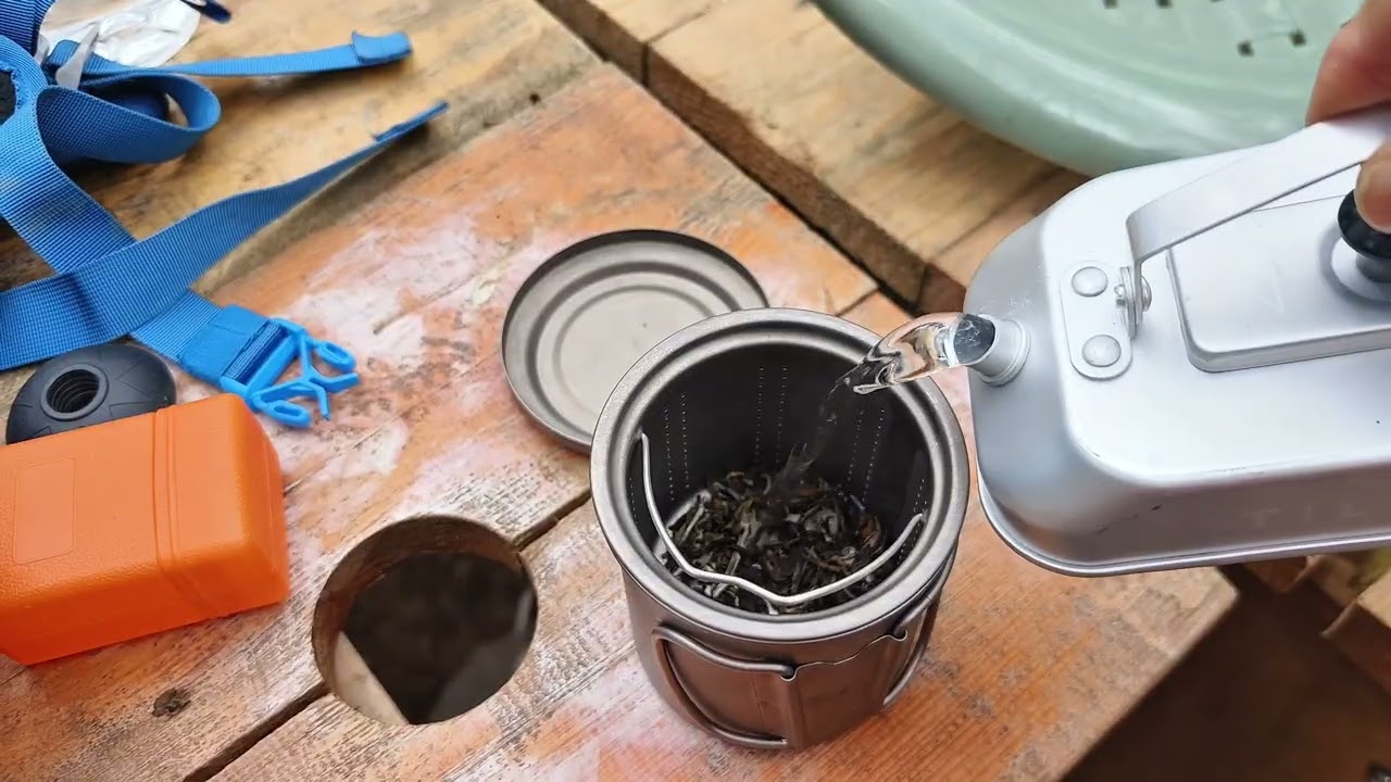 火炎山搭配油菜花海，波斯菊更添風味