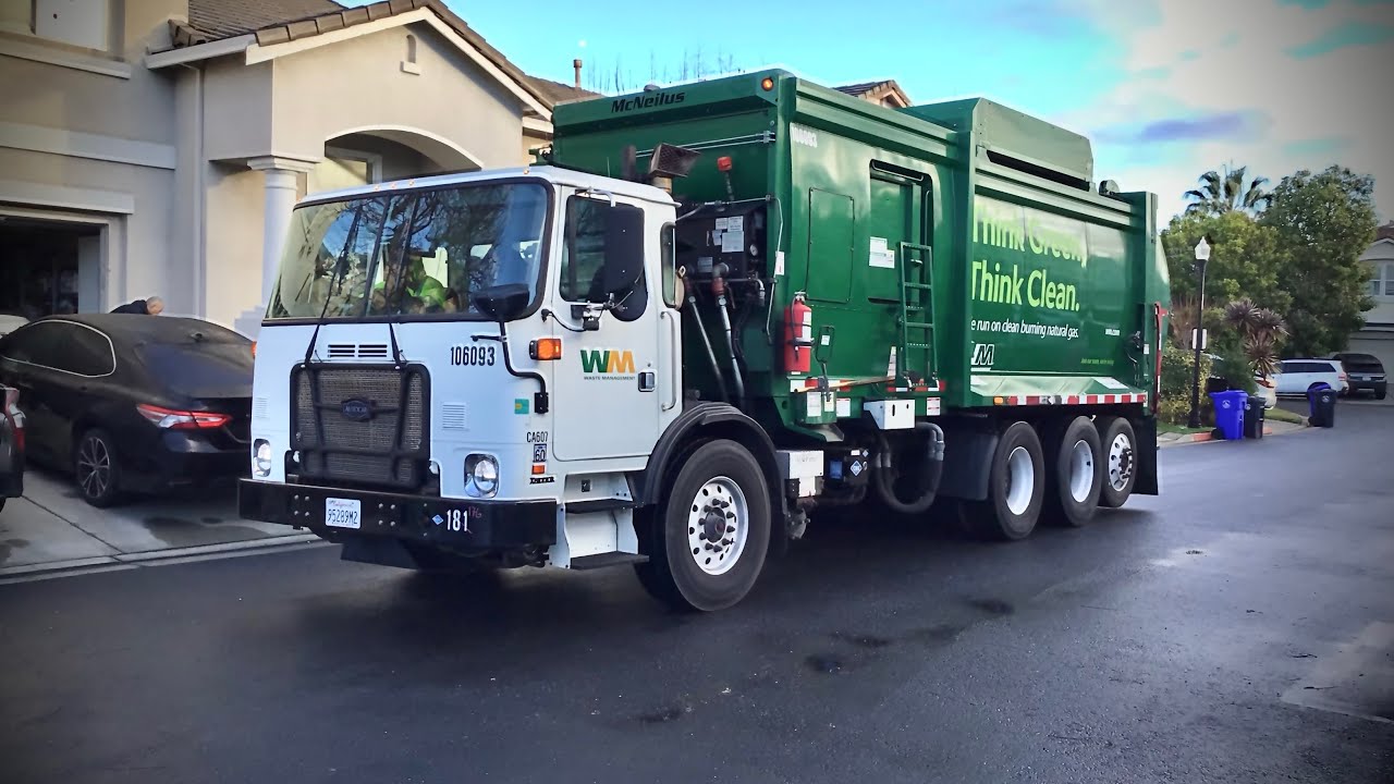 Autocar Xpeditor | McNeilus ZR Garbage Truck On Delayed Post Christmas Trash | San Leandro, CA