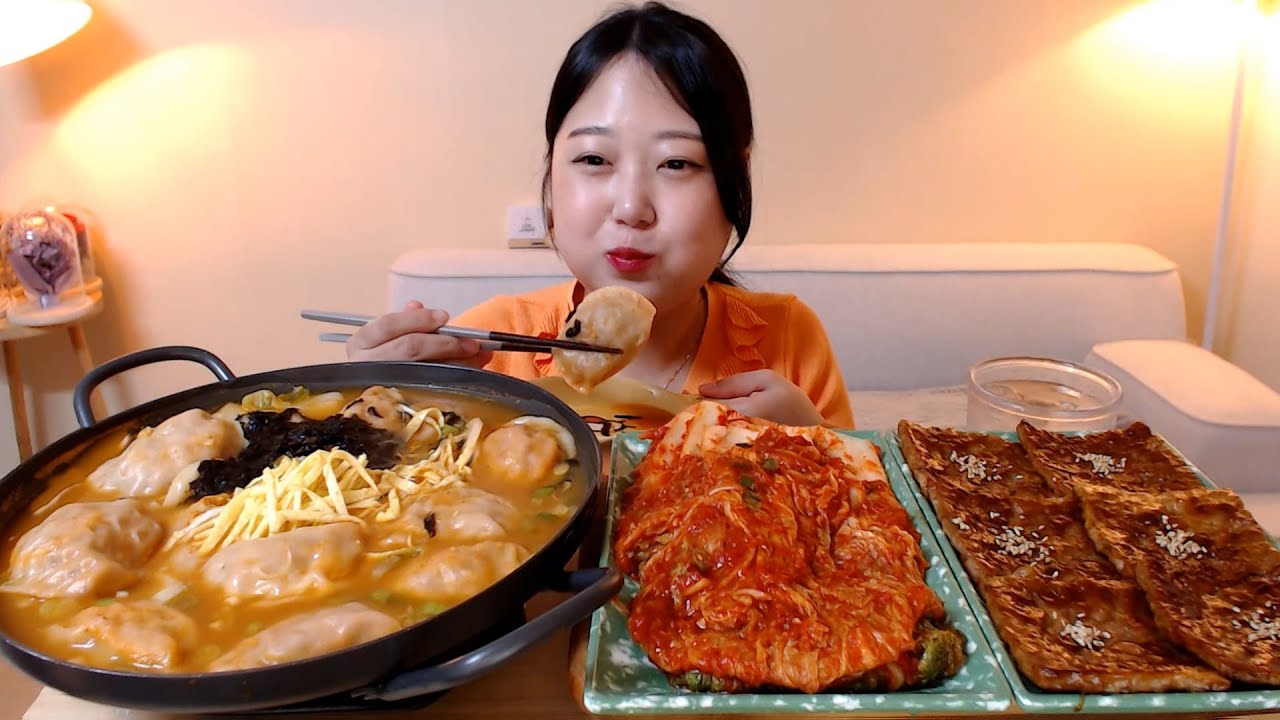 통통한 김치만두🥟가득 얼큰한 떡만둣국 너비아니 배추김치 먹방 Spicy Kimchi Dumplings Tteok-Galbi Koreanfood Mukbang Eatingsound
