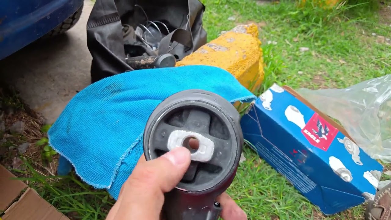 Como cambiar el soporte trasero (HUESO) en un nissan platina o renault clio 16v