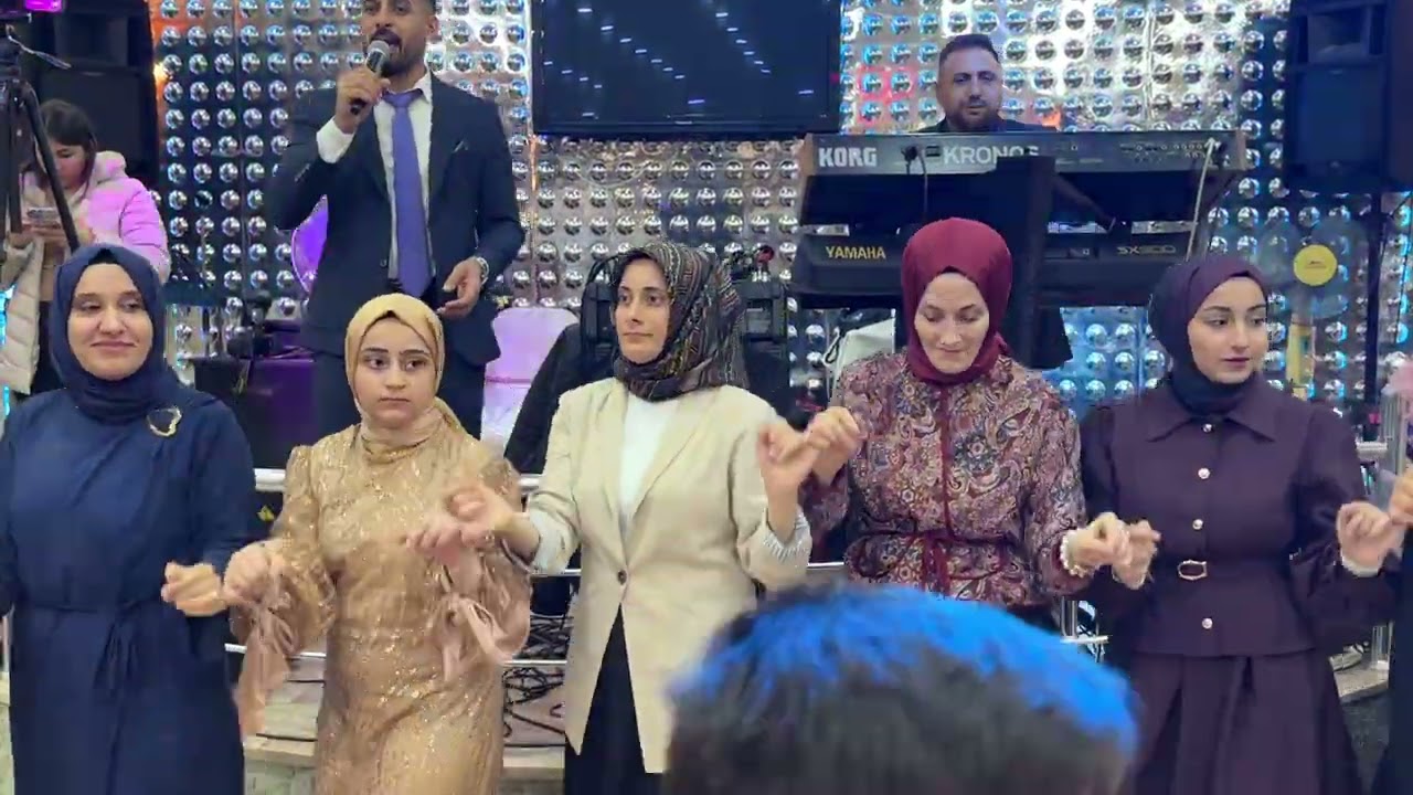 Sünnet çocuğunun teyzeleri bu mutlu günde ortalığı salladı 