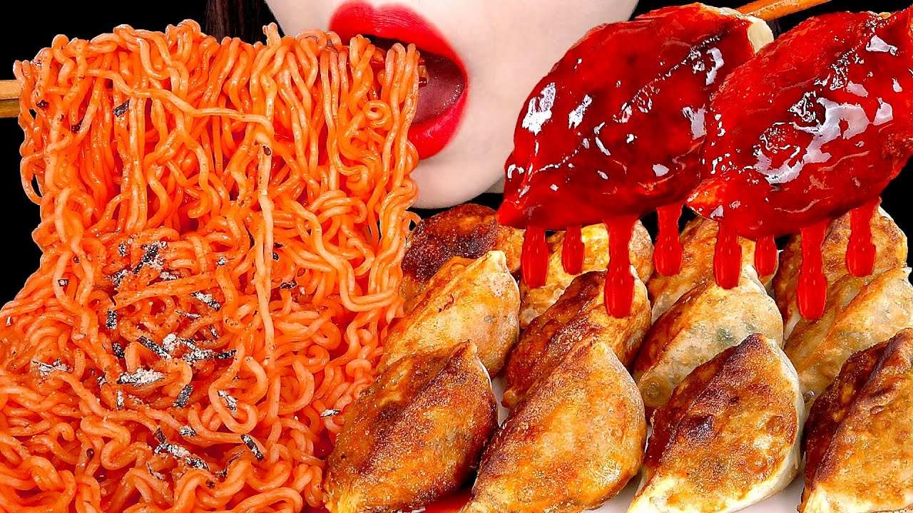 ASMR SPICY FRIED DUMPLINGS MANDU, SPICY COLD NOODLES 불닭소스 군만두 비빔면 먹방 MUKBANG SOUNDS 咀嚼音 | ZOEY ASMR