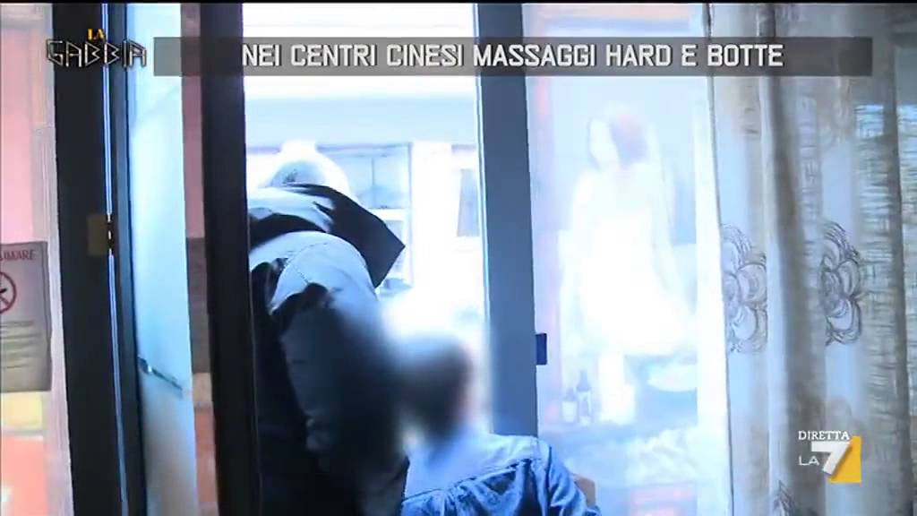 Nei centri cinesi, massaggi hard e botte