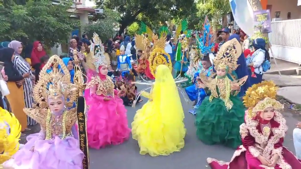 joget lucu tri kwek~kwek siswa kelas 1