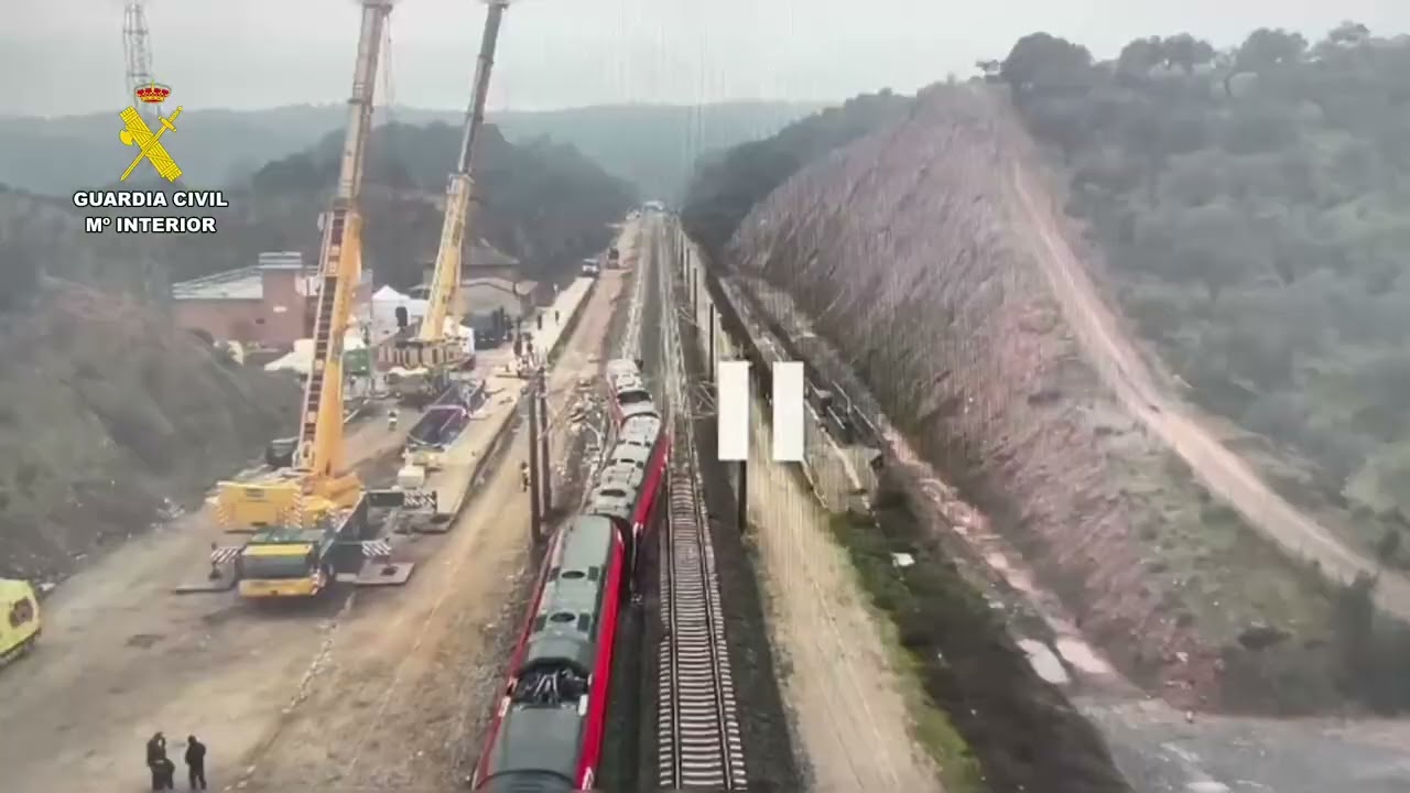 Imagenes aereas actualizadas de los trabajos de investigacion y retirada de los trenes accidentados