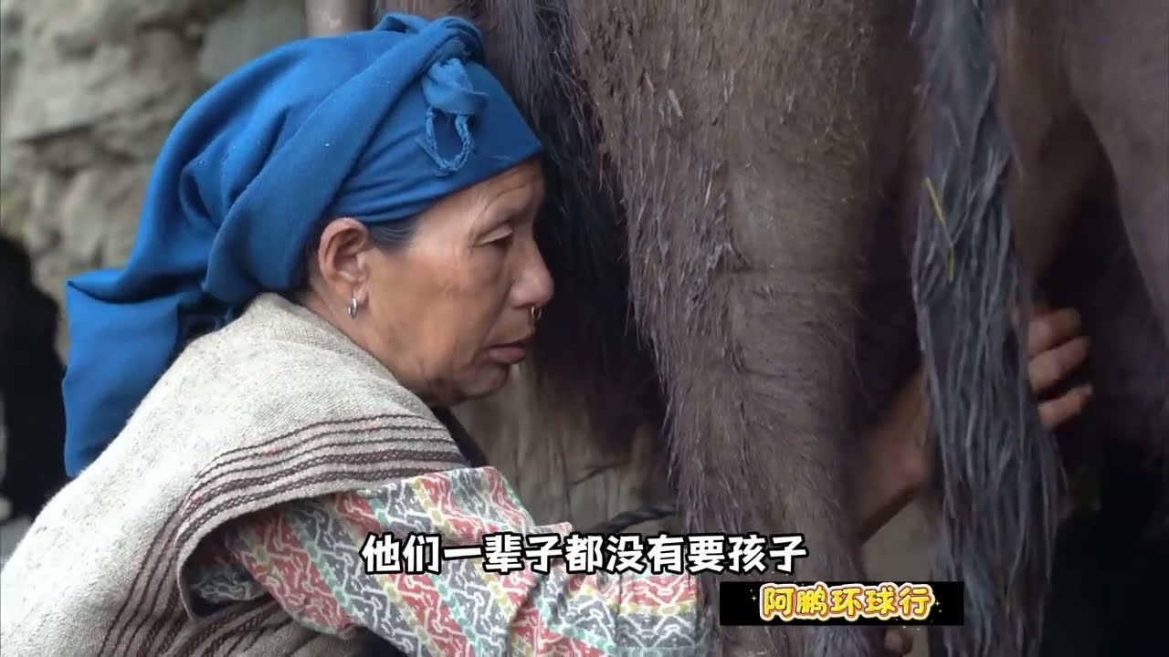 尼泊尔老夫妻，一辈子都不生孩子，老了只能靠自己养老#原生态美食#尼泊尔#乡村趣事