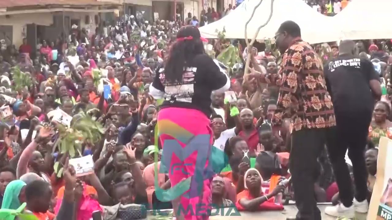 Mary Bata yasinze okucamula abawagira🌳 mu Masaka City. Bweyayimbye teyalesse muntu atudde mukatebe