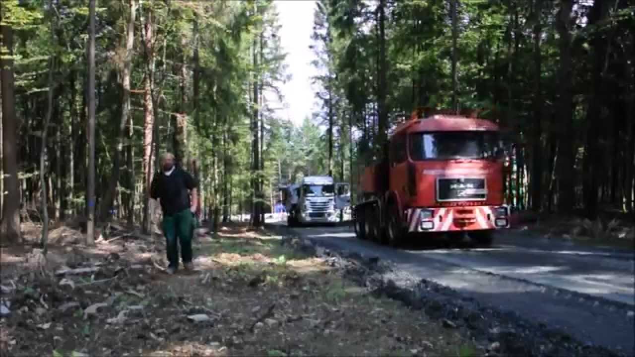 Schwertransport mit Problemen an einer Steigung im Wald