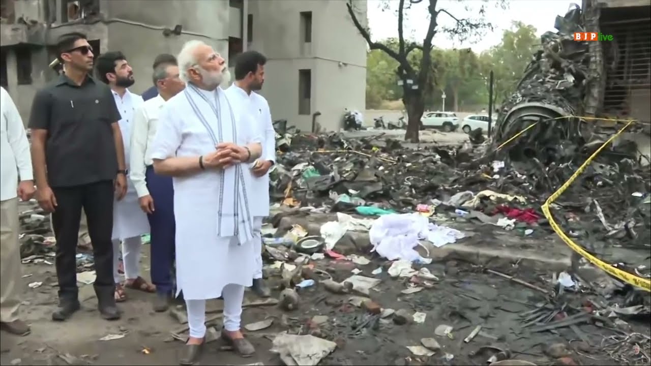 पीएम मोदी आज सुबह अहमदाबाद पहुंचे और उन्होंने कल हुए विमान हादसे के दुर्घटना स्थल का दौरा किया