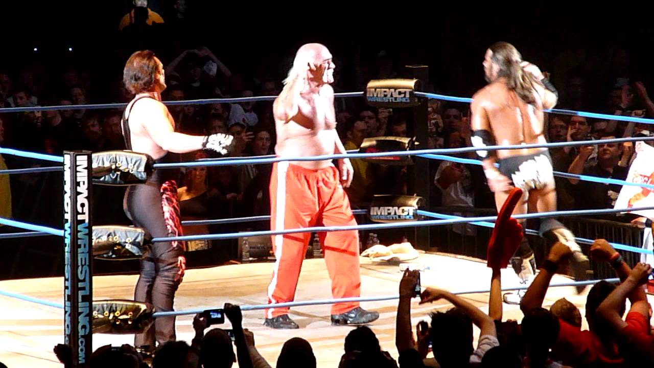 Hulk Hogan posedown - TNA Manchester 27.01.12